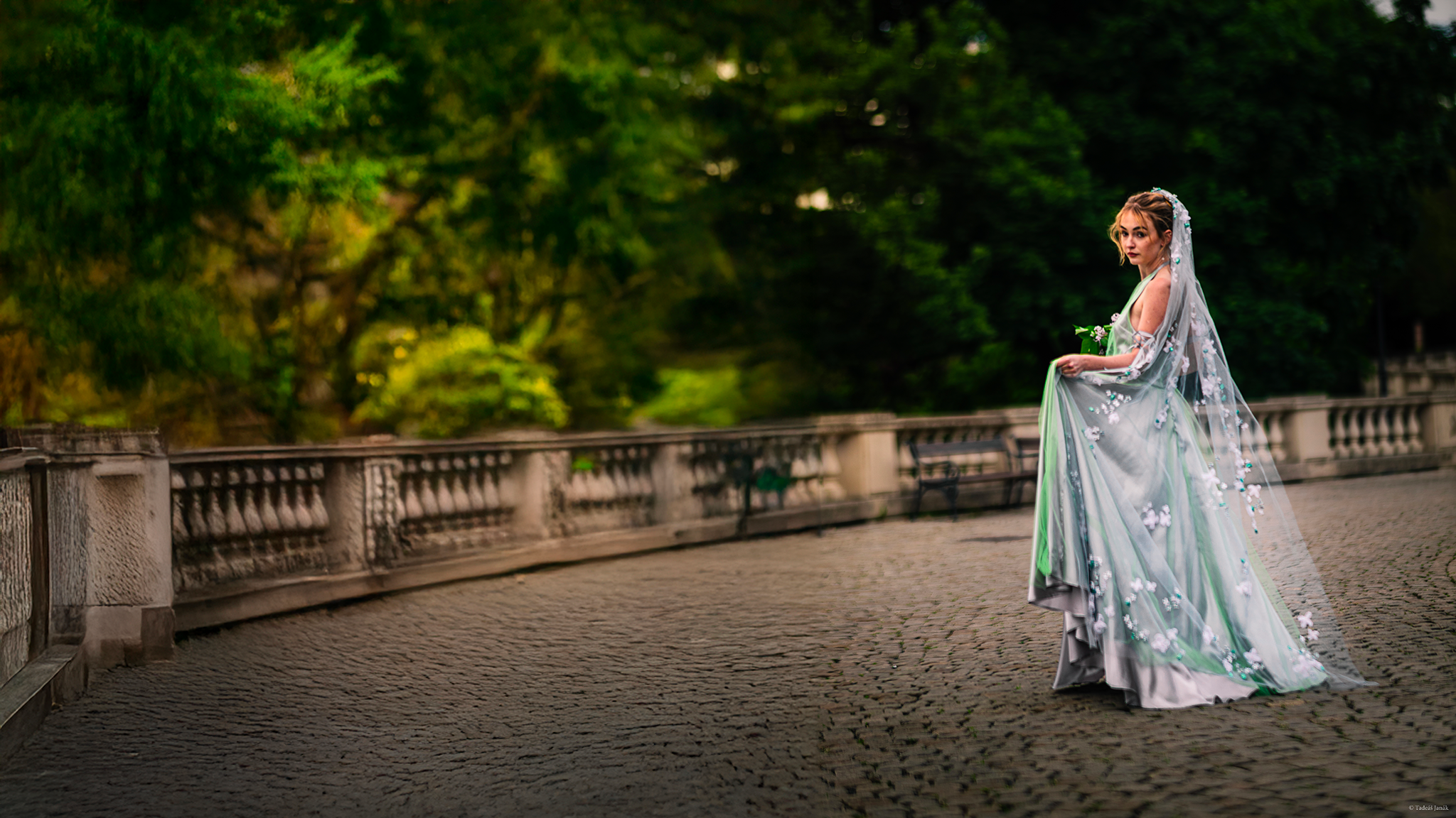 Vzdušné svatební šaty inspirované secesí a elegancí šeříkových květů